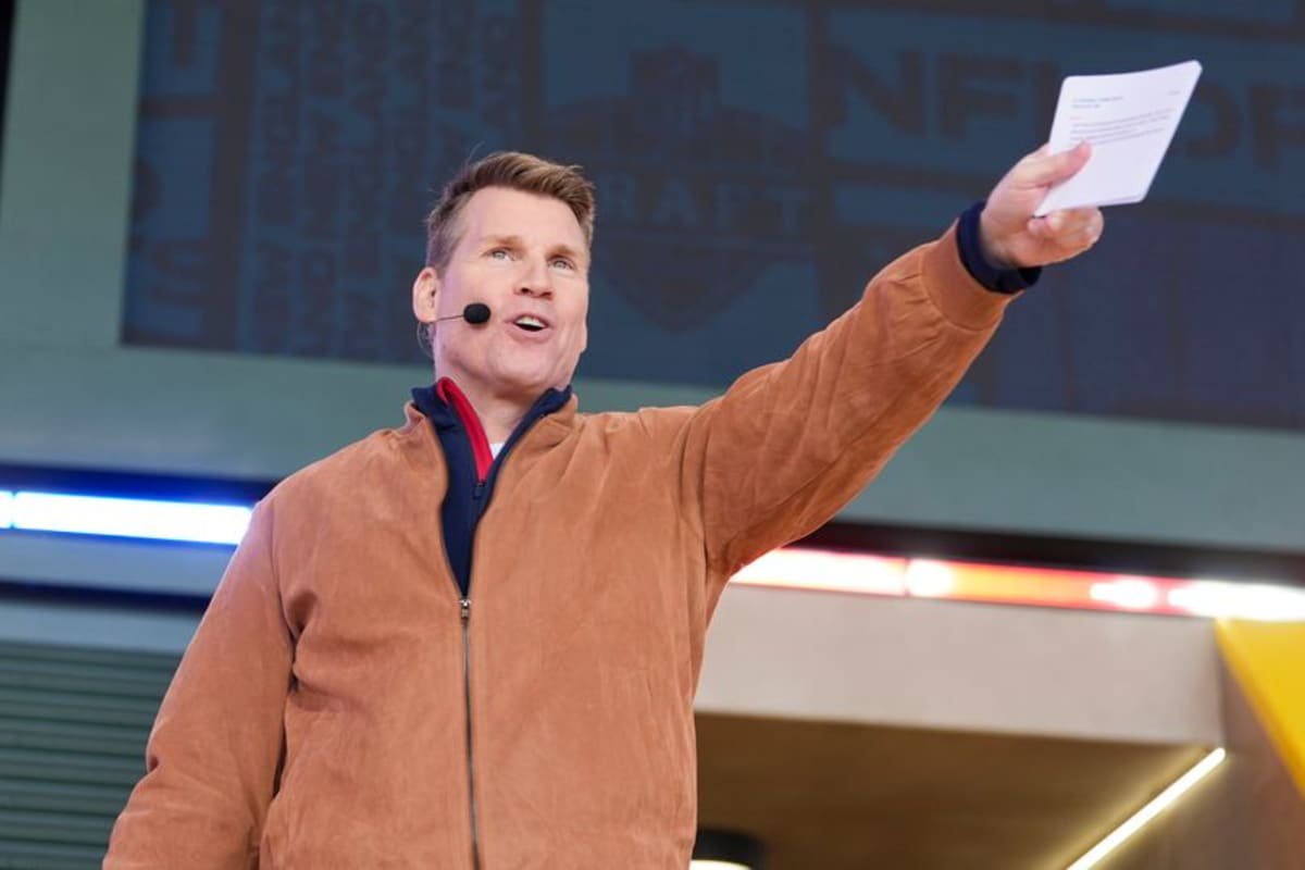 Scott Hanson speaks on stage