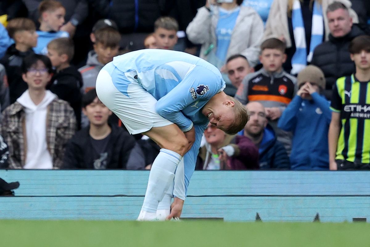 MANCHESTER, ENGLAND - OCTOBER 17: Erling Haaland of Manchester City reacts after being injured during the Premier League 2026/27 match between Manchester City and Ipswich Town at Etihad Stadium on October 17, 2026 in Manchester, England. (Photo by Neal Simpson/Sportsphoto/Allstar via Getty Images)