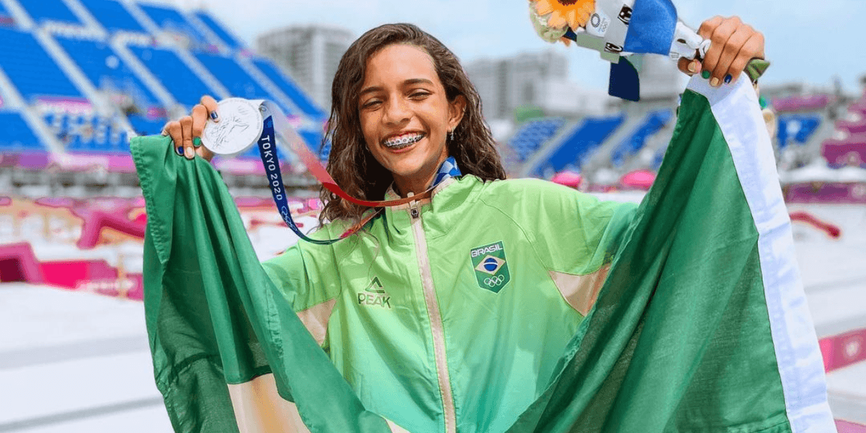 Rayssa Leal com a medalha de prata em Tóquio 2020 - Reprodução/Instagram @rayssalealsk8