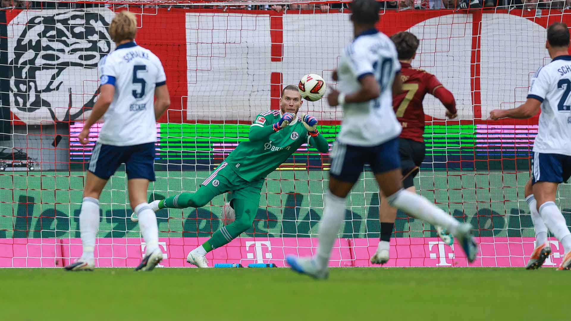 Loris Karius faustet den Ball weg.