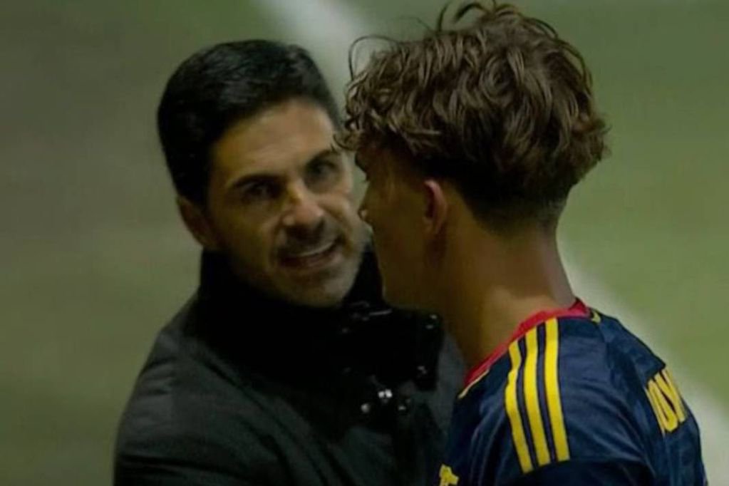 Mikel Arteta speaks to Max Dowman