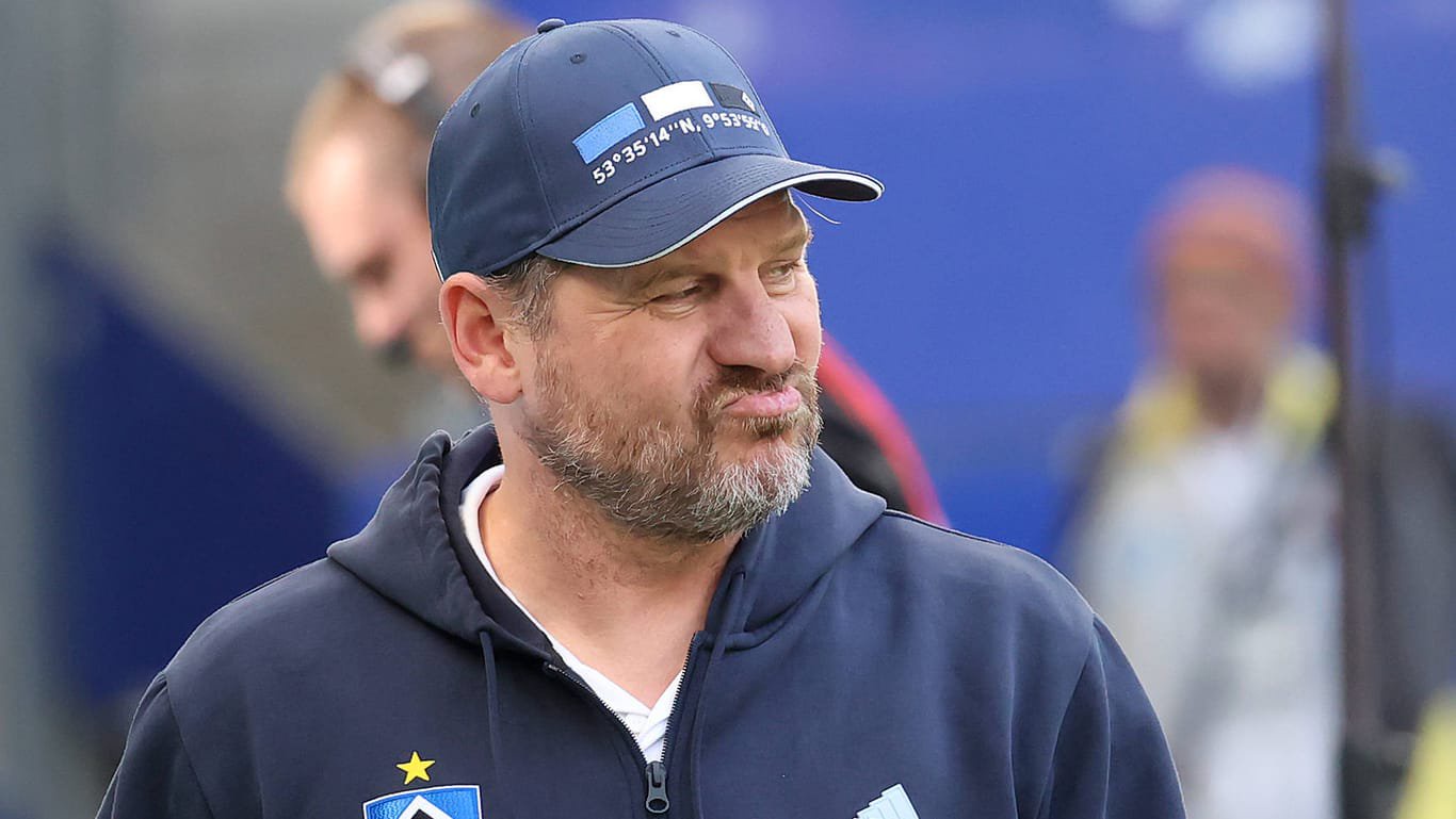 Ein enttäuscht schauender Steffen Baumgart (Archivbild): Der Trainer scheiterte mit dem HSV deutlich am Aufstieg.