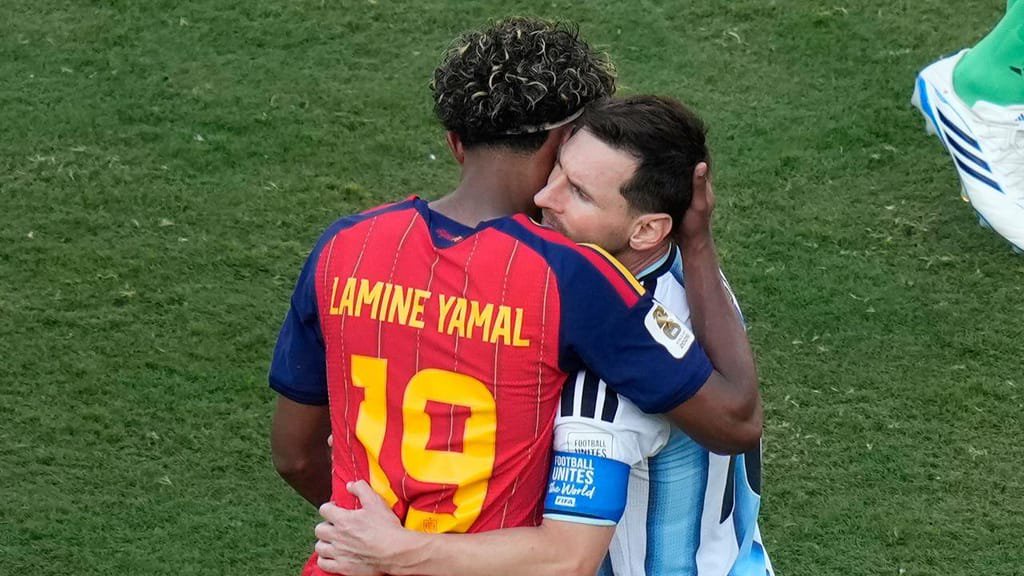 Lamine Yamal e Lionel Messi (FOTO: AP/Seth Wenig)