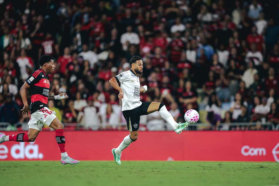 Jogador do Atlético domina a bola contra o Flamengo, pelo Brasileirão.