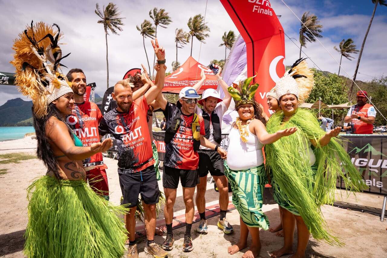 Yoann Lecauchois (le bras levé) a vécu plusieurs péripéties avant et pendant sa course victorieuse à Tahiti.