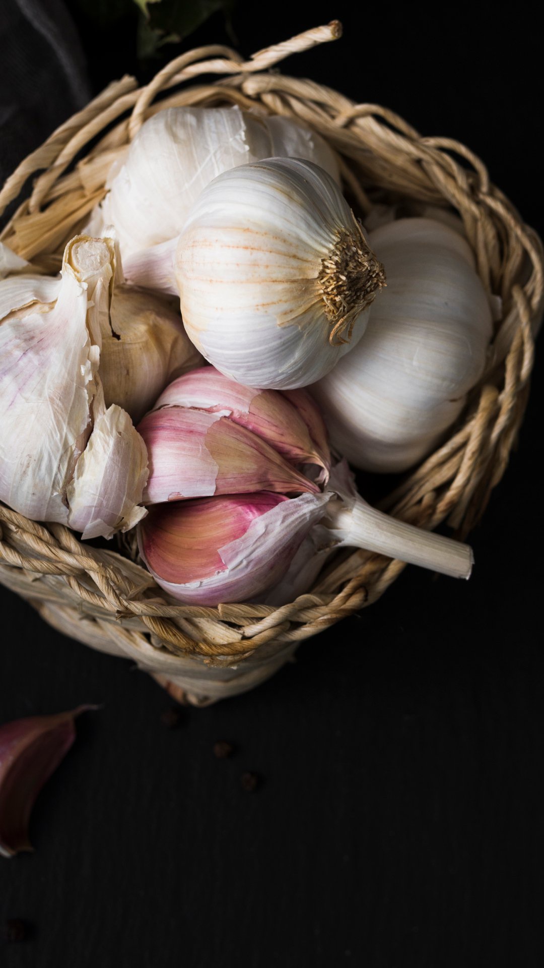 Detoxification: The sulphur-containing compounds in raw garlic support liver function and aid in detoxifying the body, promoting overall wellness and vitality.