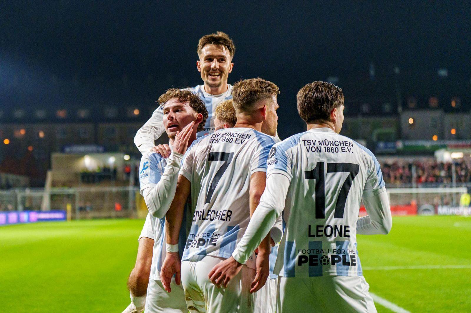 Ekstase bei den Löwen nach dem wilden 4:3-Sieg gegen Buchbach. 