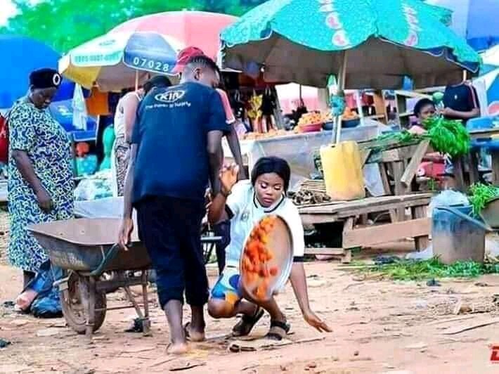 Pre-wedding Photos Of Tomatoes Seller And Wheelbarrow Man breaks The Internet