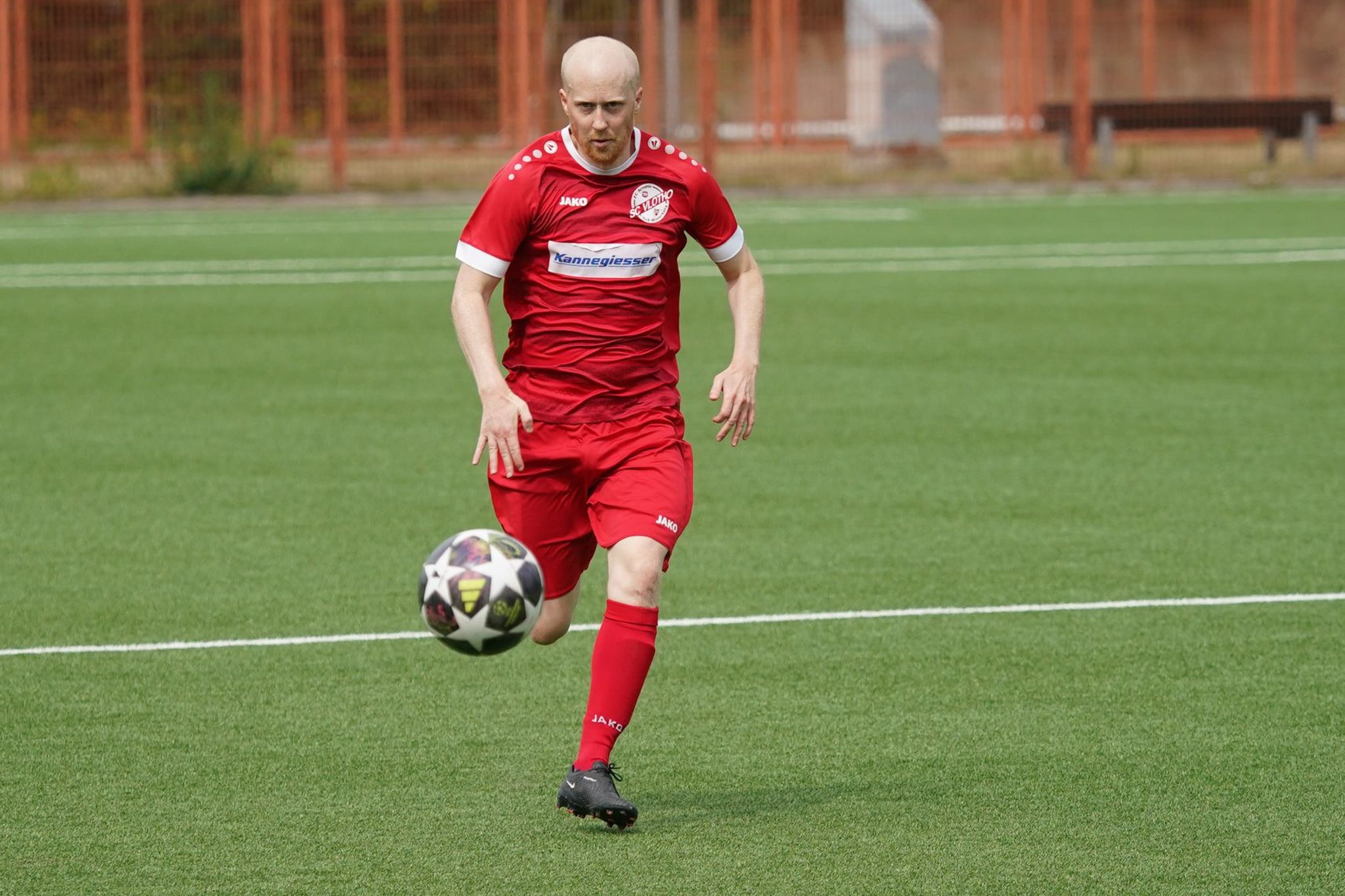 Yannick Lorenz (am Ball) war einer der Aktivposten beim SC Vlotho. Nach einem Foul an ihm im Strafraum verwandelte Marvin Wiemann den fälligen Elfmeter zum zwischenzeitlichen 1:1. Trotz einer starken Leistung musste sich der SC dem Spitzenreiter SV Enger-Westerenger am Ende unglücklich mit 1:2 geschlagen geben.