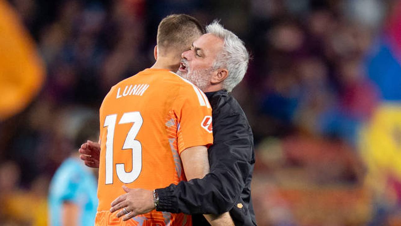Jose Mourinho feiert mit Andriy Lunin