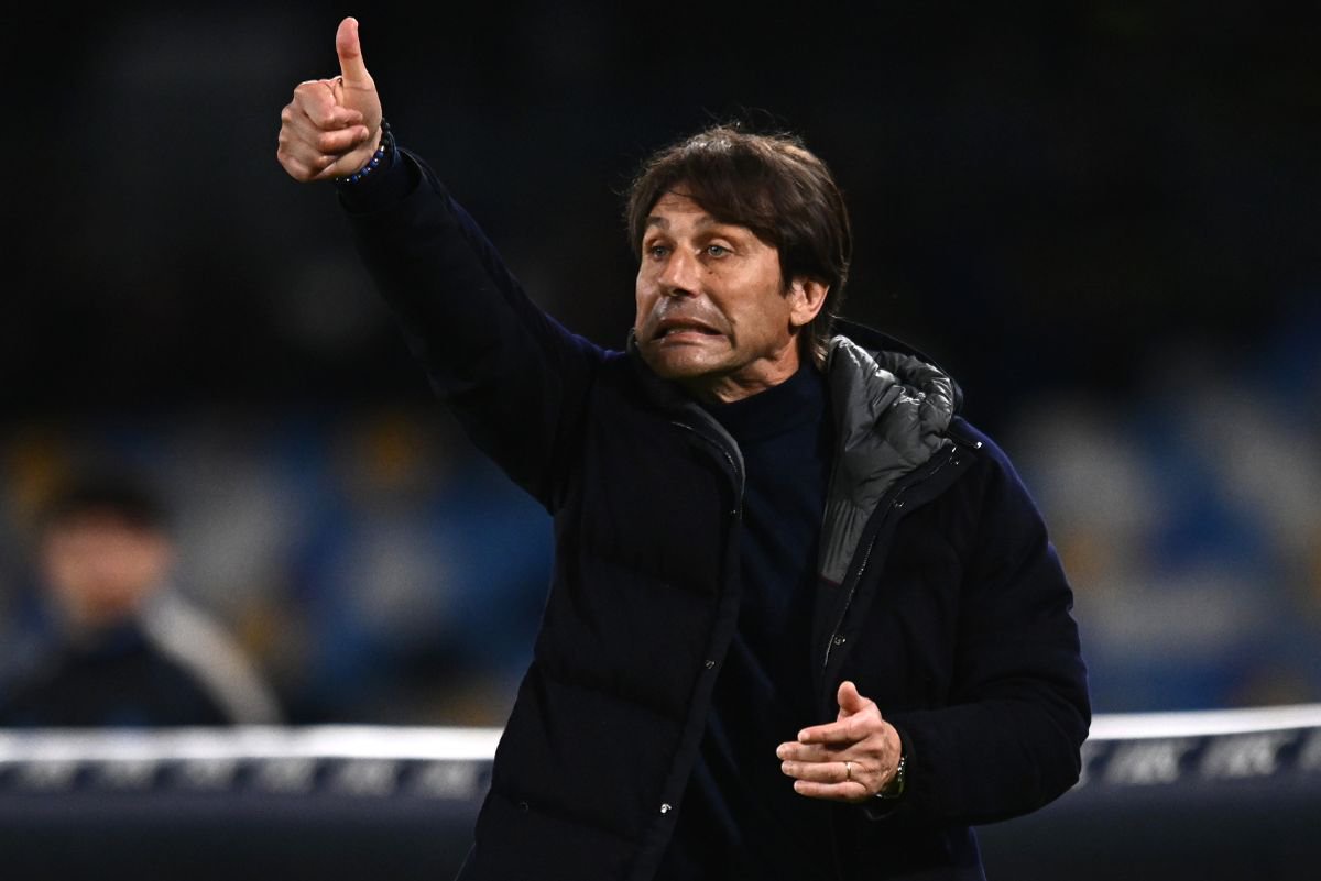 Antonio Conte reacts
