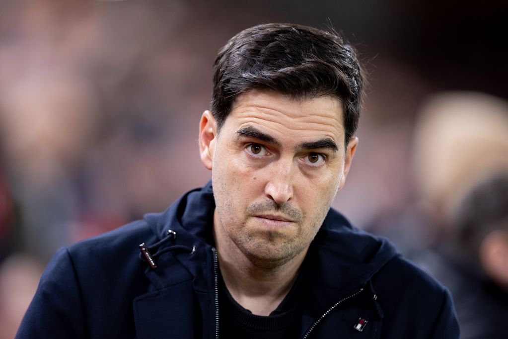 Andoni Iraola manager of Liverpool looks on prior to the Carabao Cup Fourth Round match between Liverpool and Chelsea