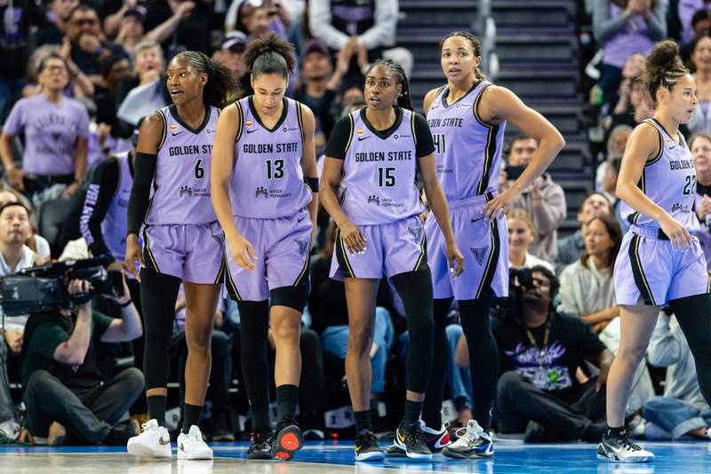 SAN FRANCISCO, CA – AUGUST 04: The Golden State Valkyries walk out of a huddle after Janelle Salaun 13 of the Golden State Valkyries gets an and one during a WNBA, Basketball Damen, USA game against the Toronto Tempo on August 4, 2026 at Chase Center in San Francisco, CA. Photo by Matthew Huang/Icon Sportswire WNBA: AUG 04 Toronto Tempo at Golden State Valkyries EDITORIAL USE ONLY Icon260804017
