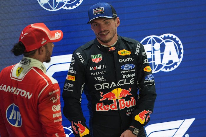 Lewis Hamilton (li.) und Max Verstappen