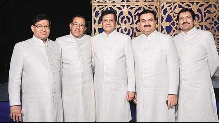 अपने भाईयों के साथ गौतम अदाणी