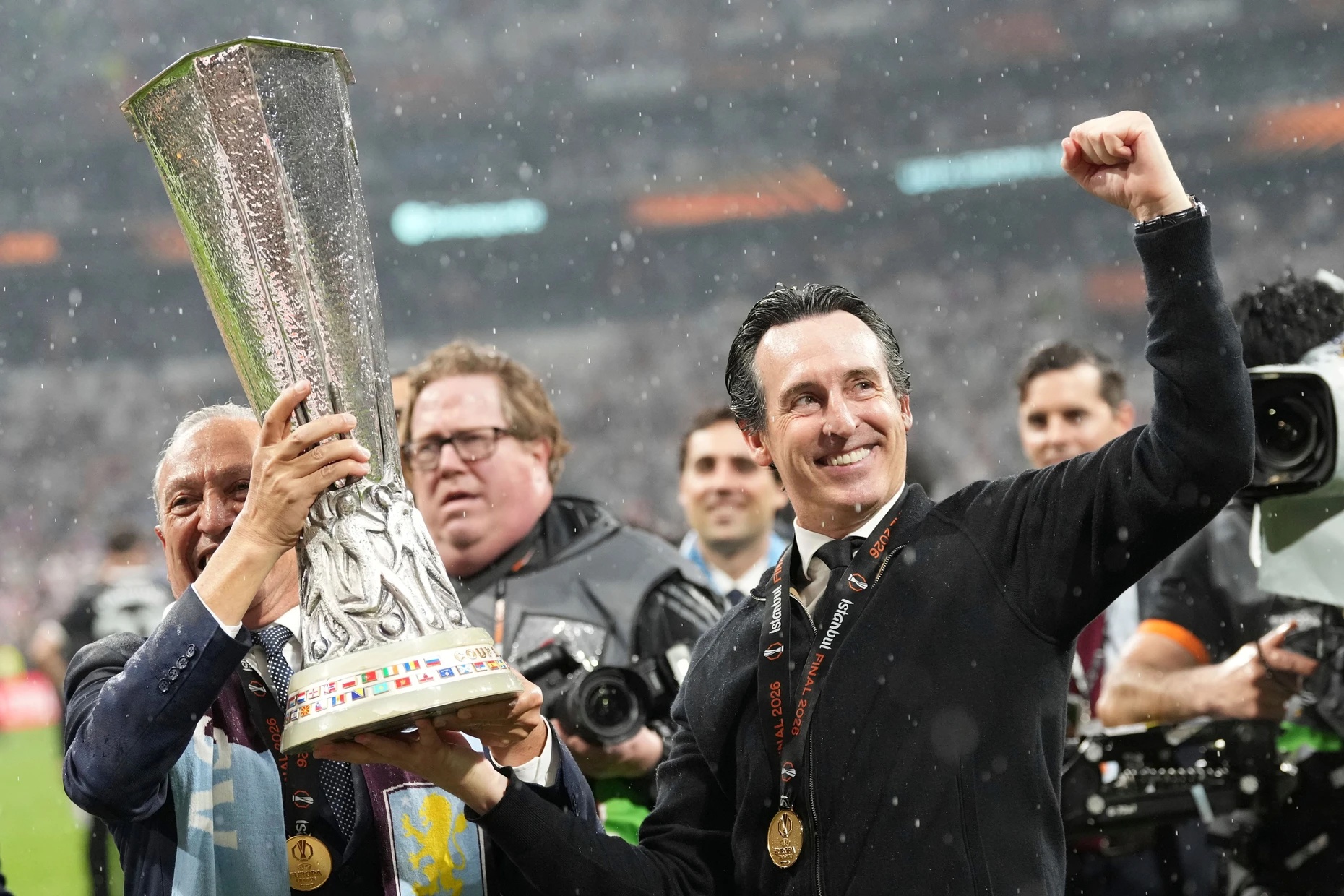 Über 300 Millionen Euro Verlust und ein Europa-League-Titel: Aston Villa schlägt die chancenlosen Freiburger.