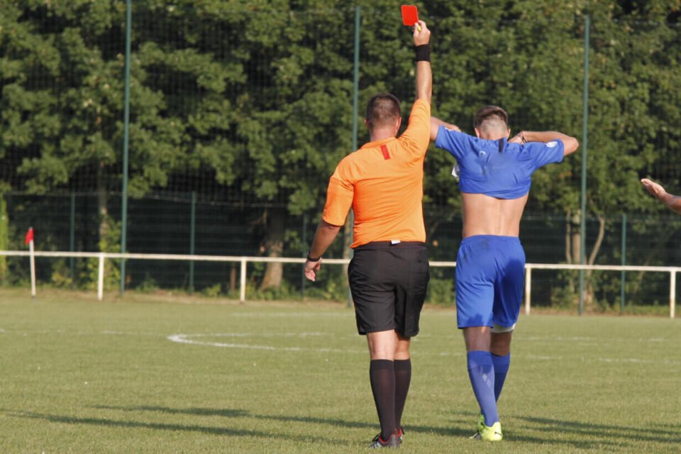 Suite à l'agression d'un arbitre, un week-end sans foot dans la Somme Carton rouge pour les agressions envers les arbitres (©Le Journal d'Abbeville   Photo d'archives) - _MG_0019