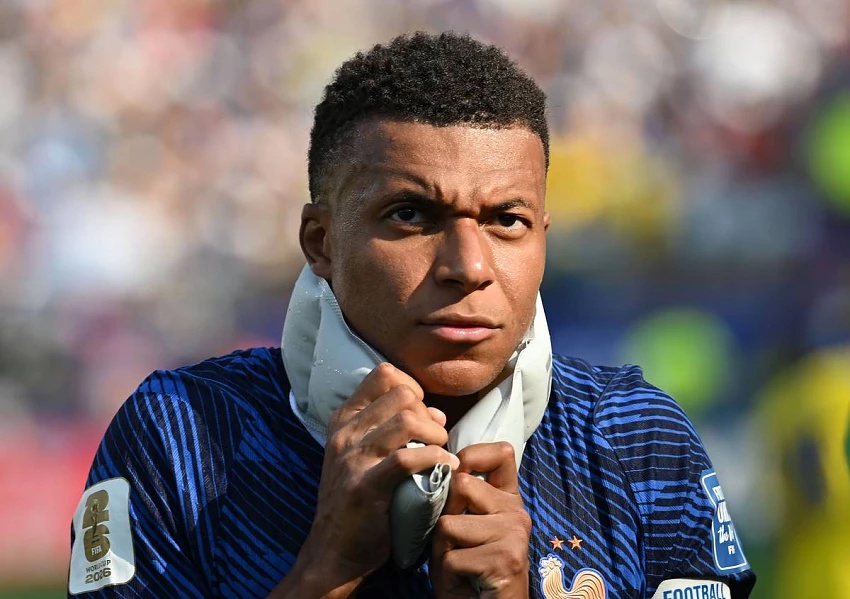 Mbappé a refrescar-se
