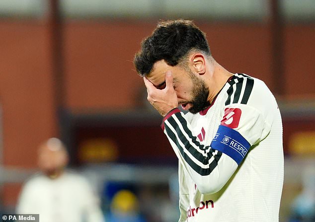 Bruno Fernandes holds his head in his hands during Manchester United´s 4-1 Champions League defeat against Como (Luca Rossini).