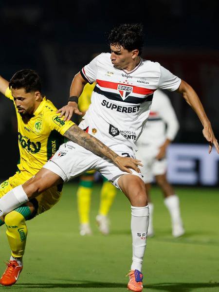 Disputa de bola entre jogadores de Mirassol e São Paulo