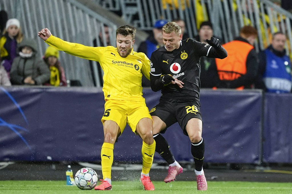 Bodø/Glimt Fredrik Bjørkan im Duell mit Borussia Dortmunds Julian Ryerson