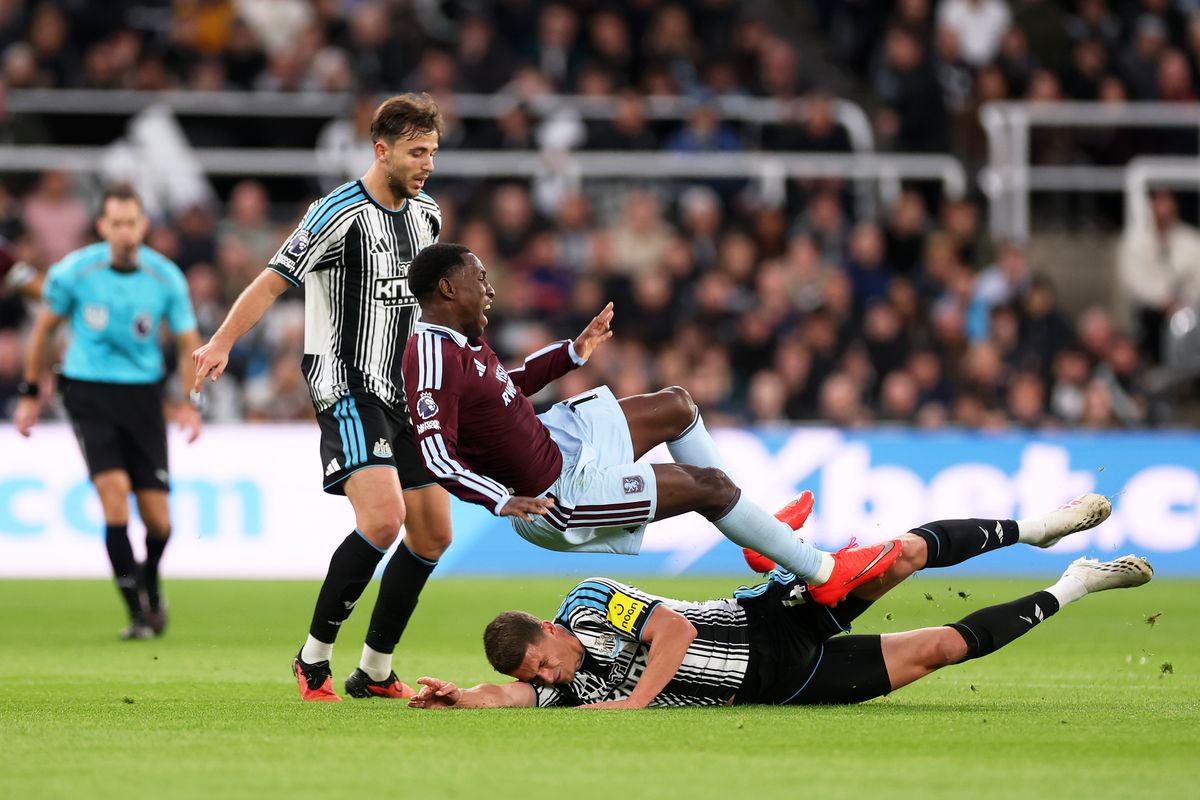 Nicolas Jackson of Aston Villa is fouled by Sven Botman of Newcastle United during the Premier League 2026/27 match between Newcastle United and Aston Villa FC at St James' Park on October 17, 2026 in Newcastle upon Tyne, England