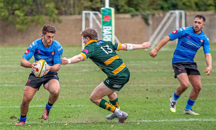 Canterbury Rugby Club on the attack in last weekend’s 34-32 National League 2 East loss against Barnes. Picture: Phillipa Hilton