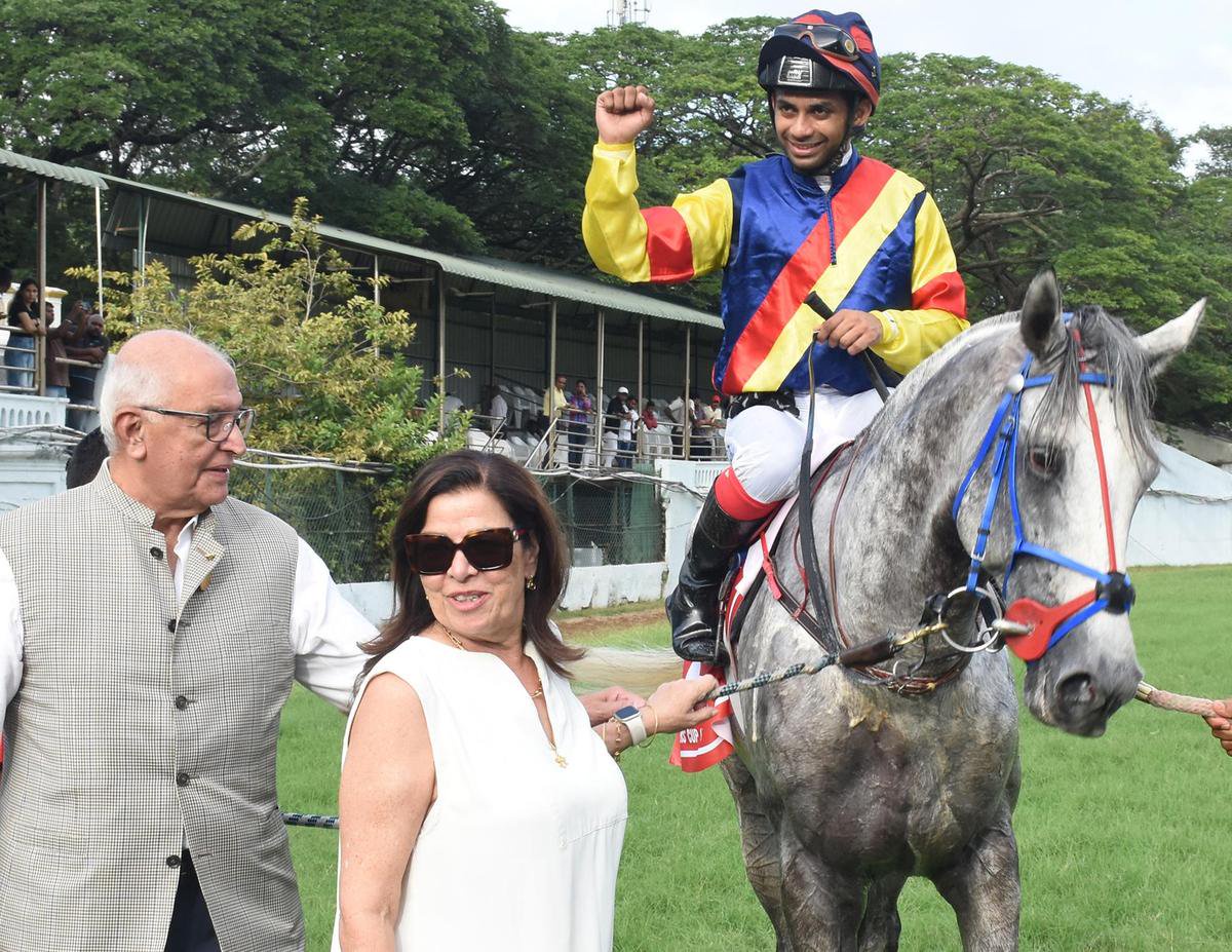 Owners K.N. Dhunjibhoy and Anita J. Captain, bringing in Dyf (Yash Narredu up) after the success in the Stayers’ Cup.