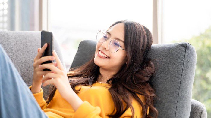 Ilustrasi wanita menggunakan ponsel atau whatsapp