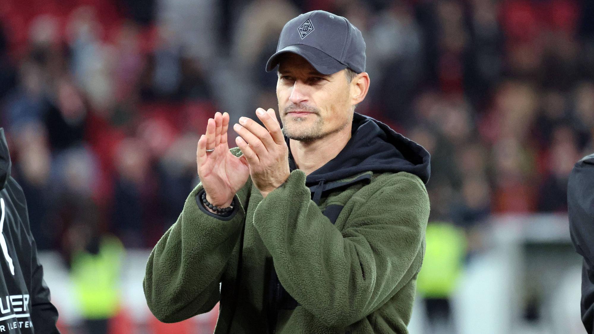 Applaus von Gladbach-Trainer Alexander Blessin.