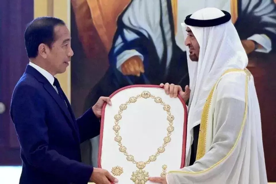 Presiden Joko Widodo menerima penghargaan sipil tertinggi Order of Zayed dari Presiden PEA Mohamed bin Zayed Al Nahyan di Abu Dhabi, Persatuan Emirat Arab, Rabu 17 Juli 2024.