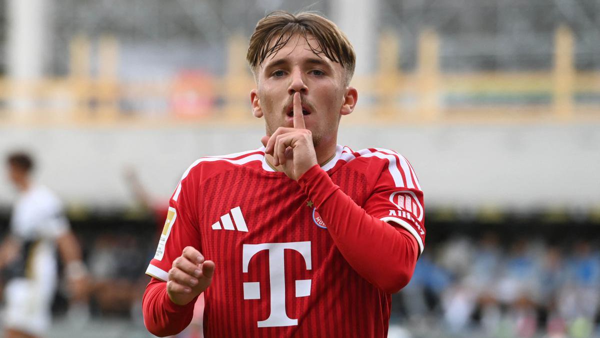 Lennart Karl fordert die Elversberger Fans zum Schweigen auf