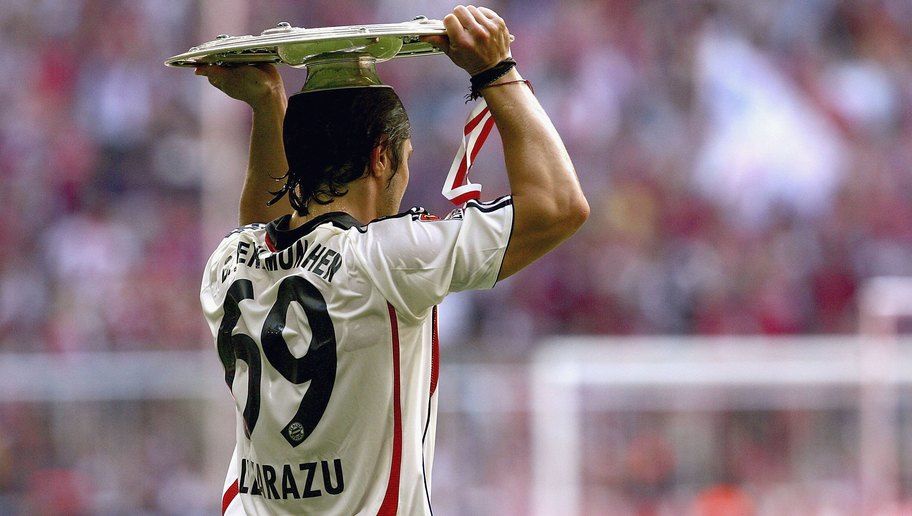MUNICH, GERMANY - MAY 13:  Bixente Lizarazu of Bayern celebrates with the trophy after winning the German Championship after the final whistle of the Bundesliga match between FC Bayern Munich and Borussia Dortmund at the Allianz Arena on May 13, 2006 in Munich, Germany.  (Photo by Vladimir Rys/Bongarts/Getty Images)
