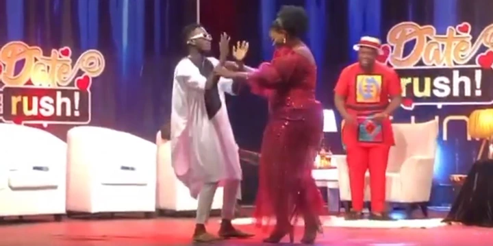DateRush: Watch the moment Ali and Shamima Fell on stage as he attempted To Carry her - Video