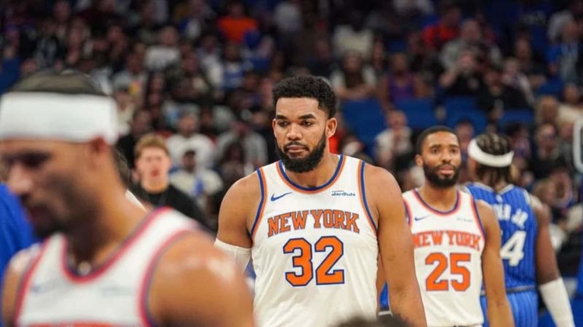 New York Knicks at Orlando Magic, Orlando, Florida, USA Orlando, Florida, USA, November 22, 2025, New York Knicks forward Karl-Anthony Towns 32 heads back to his seat at the Kia Center. Copyright: xMartyxJean-Louisx ©Credit - Imago
