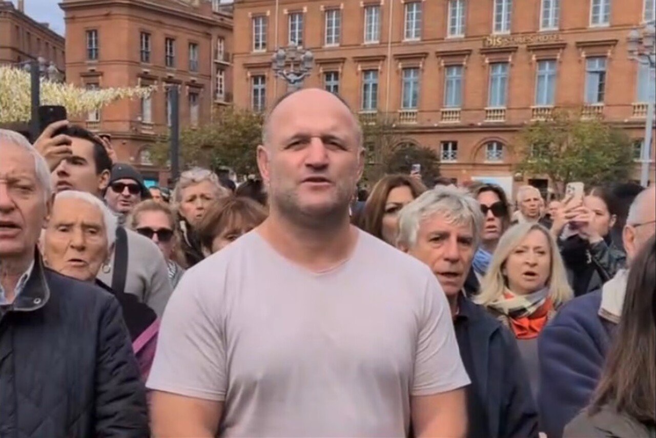 L'entraîneur des avants du XV de France William Servat lors du rassemblement contre les violences au Capitole à Toulouse pour 