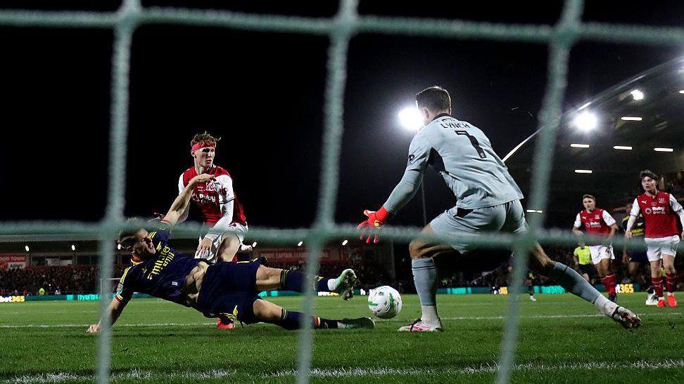 Viktor Gyökeres scoring against Fleetwood Town