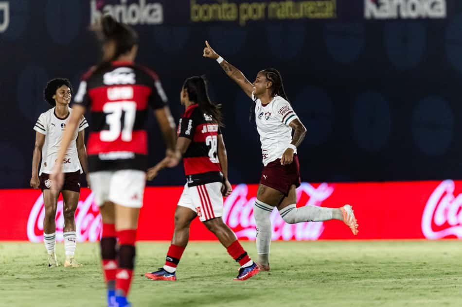 Flamengo e Fluminense se enfrentando no jogo de ida das quartas da Copa do Brasil Feminina