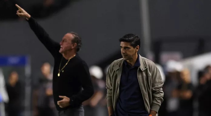 O técnico Abel Ferreira, da SE Palmeiras, em jogo contra a equipe do Santos FC, durante partida válida pelas quartas de final, volta, da Copa do Brasil, no Estádio da Vila Belmiro. (Foto: Cesar Greco/Palmeiras/by Canon)