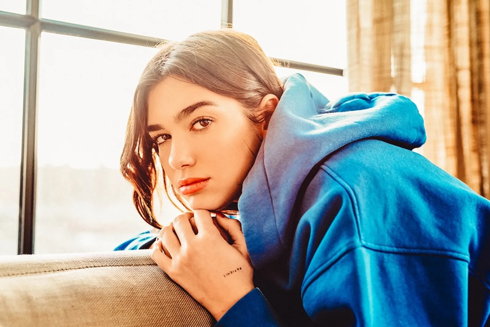 10 Fakta Karier Dua Lipa, dari Club Hostess Hingga Penyanyi Terkaya