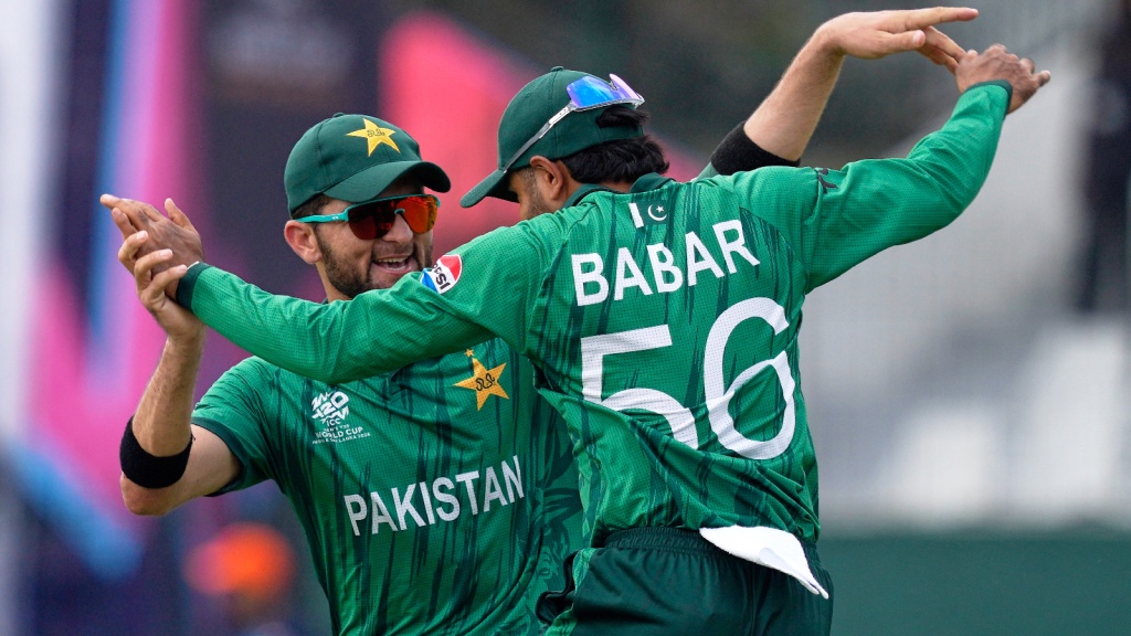 Pakistan's Babar Azam, right, and teammate Shaheen Shah Afridi celebrate after taking a co-ordinated catch to dismiss Netherlands' Michael Levitt during the T20 World Cup cricket match between Netherlands and Pakistan in Colombo, Sri Lanka, Saturday, Feb. 7, 2026. (AP Photo/Eranga Jayawardena)