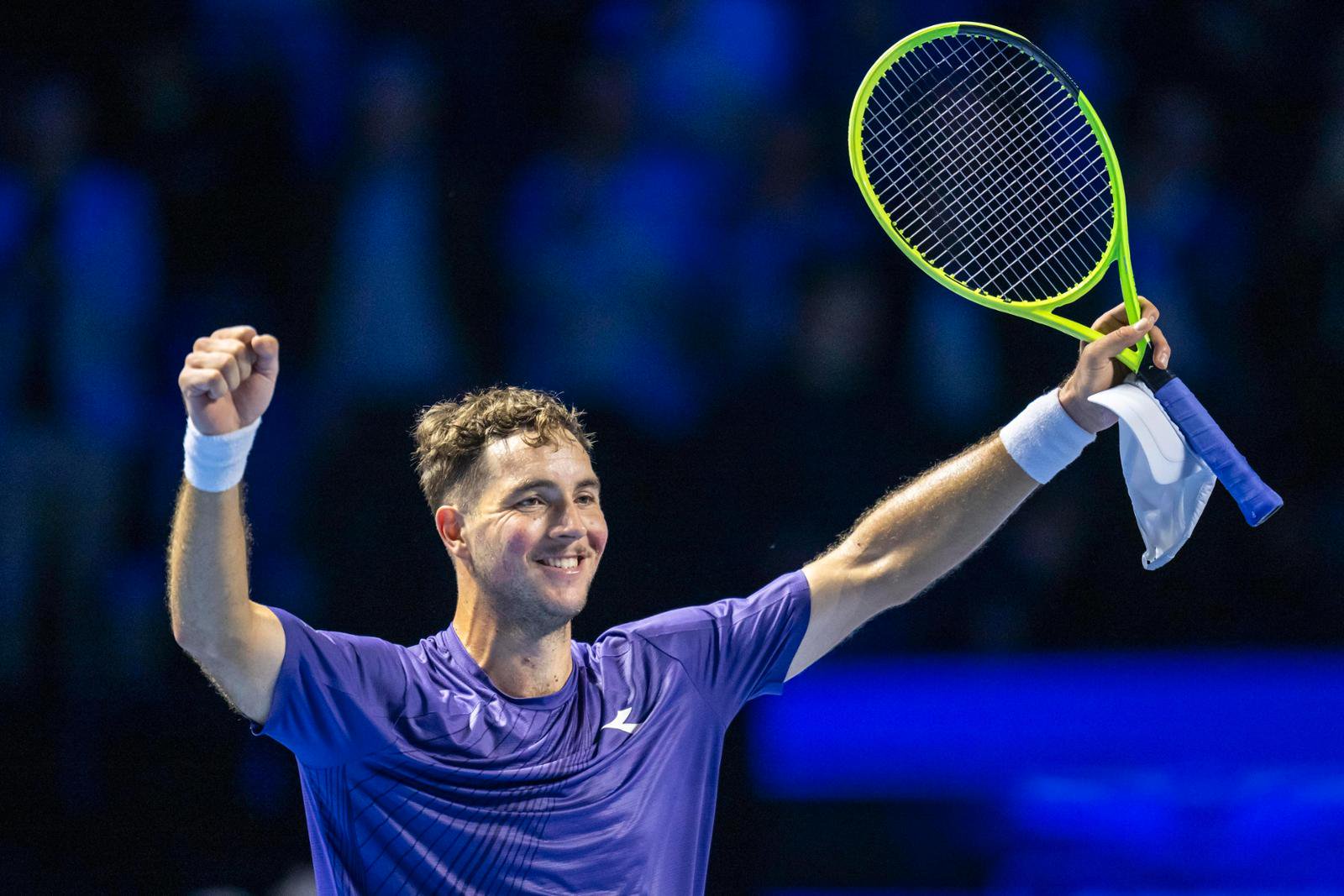 Jan-Lennard Struff bejubelt seinen Triumph gegen Novak Djokovic.
