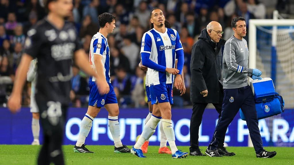 Taça da Liga: Smalling no FC Porto-Académico de Viseu (JOSE COELHO/LUSA)