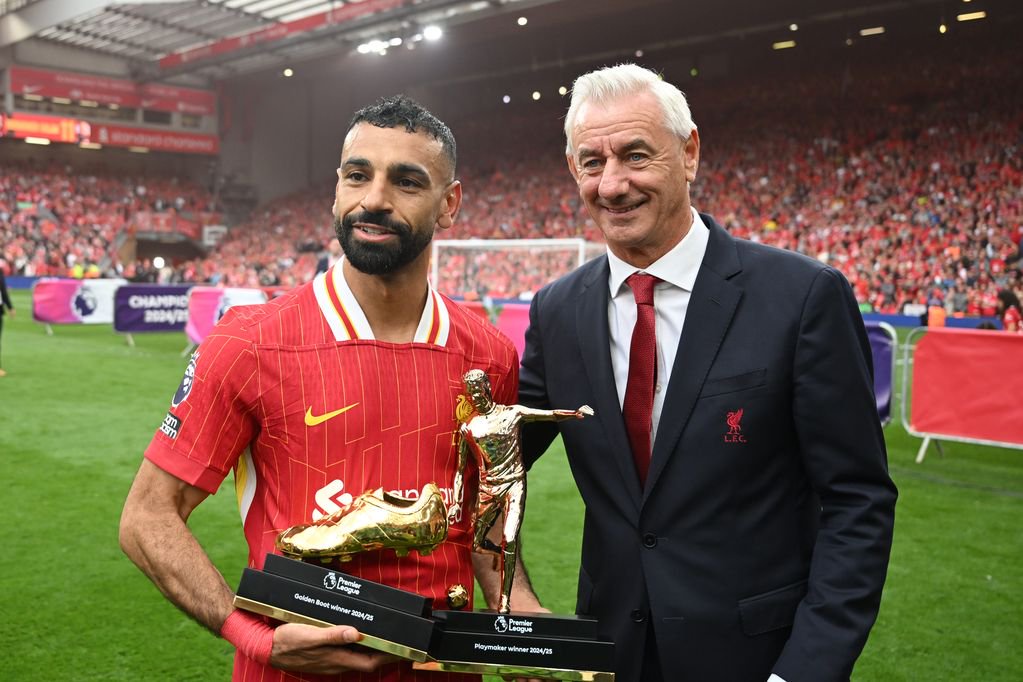 Mohamed Salah and Ian Rush on the pitch at Anfield.