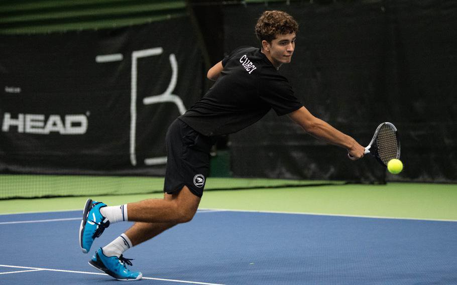 Thomas Curci stretches for a shot