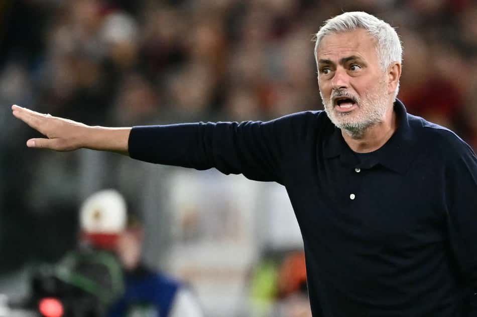 Mourinho reage durante confronto entre Roma e Real Madrid pela Champions League