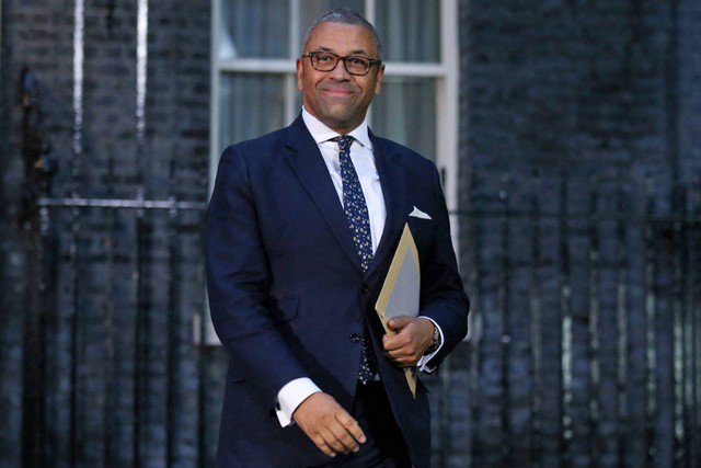 Menteri Luar Negeri Inggris James Cleverly, meninggalkan 10 Downing Street setelah pertemuan dengan Perdana Menteri baru Inggris Liz Truss di pusat kota London, Selasa (6/9/2022). Foto: ISABEL INFANTES/AFP