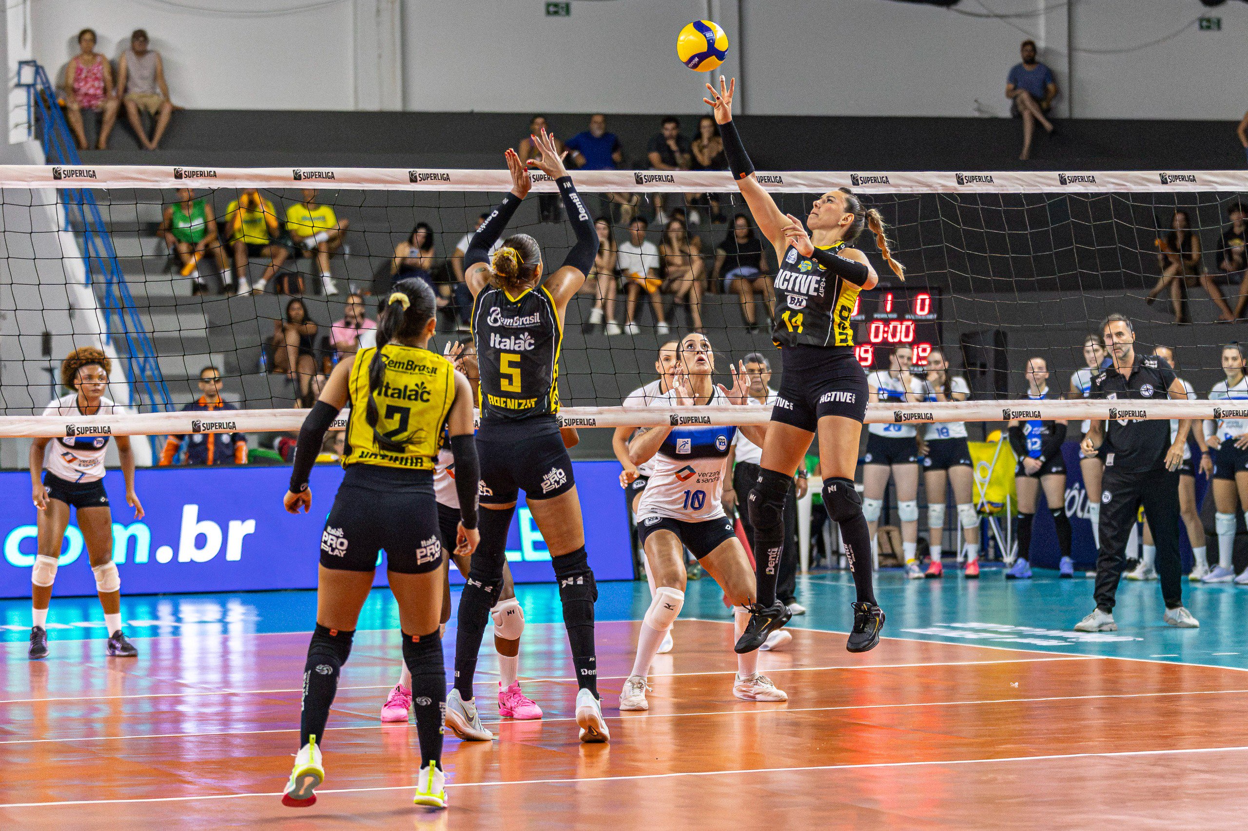 Dentil/Praia Clube estreia na Superliga Feminina 2026/27 com vitória em sets diretos sobre o E.C. Pinheiros