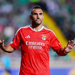 Pavlidis foi contido nos festejos do golo. Foto: EPA/KOSTAKIS SAVVIDES (Omonia-Benfica)