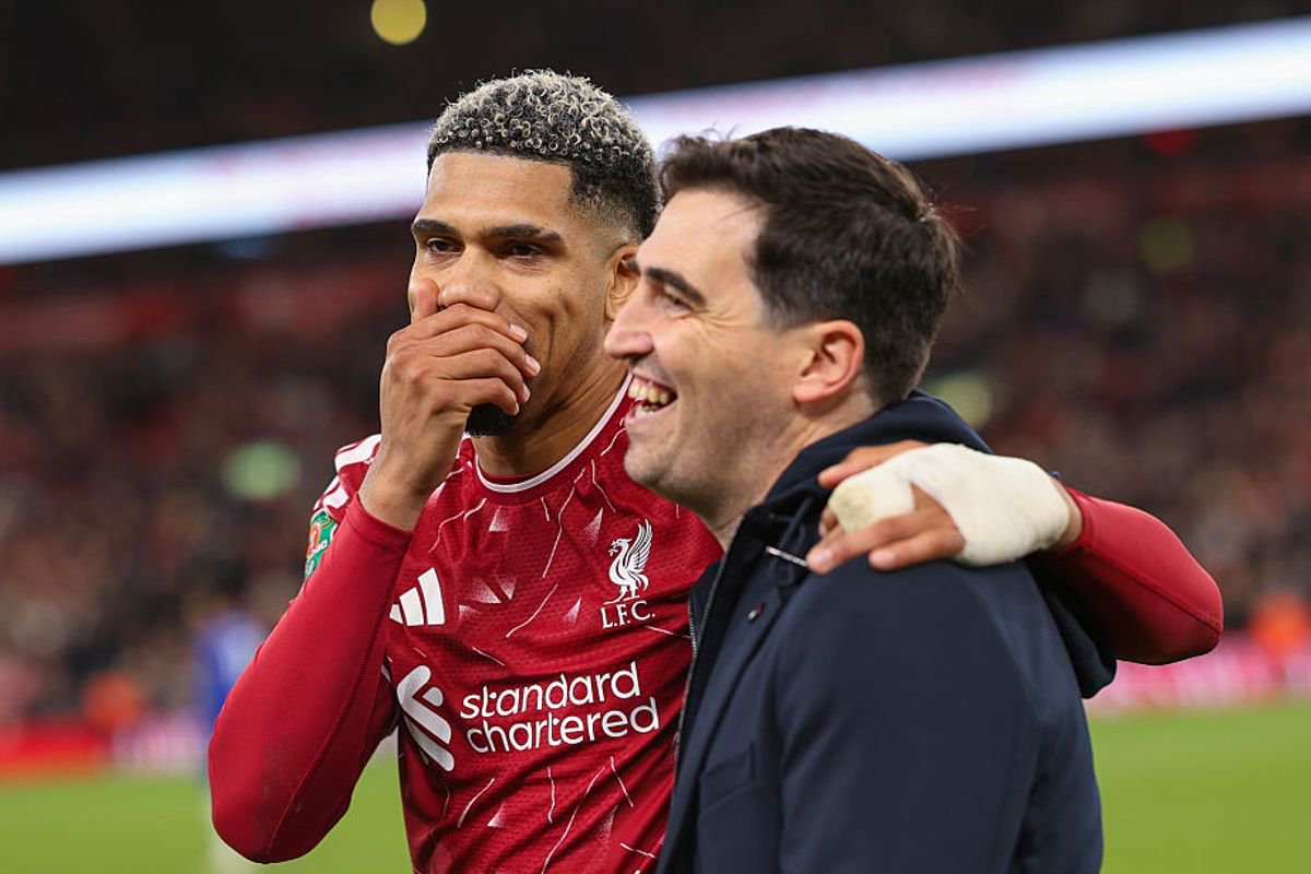 LIVERPOOL, ENGLAND - OCTOBER 28: Ronald Araujo of Liverpool and Andoni Iraola, head coach of Liverpool celebrate victory following the Carabao Cup Fourth Round match between Liverpool and Chelsea at Anfield on October 28, 2026 in Liverpool, England. (Photo by Liverpool FC/Liverpool FC via Getty Images)